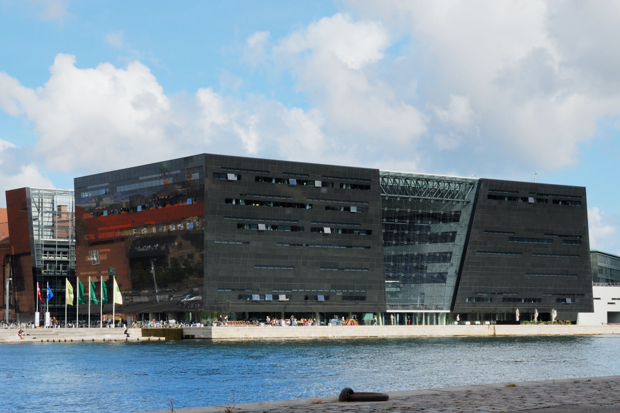 Der Schwarze Diamant, die markante Erweiterung der Koeniglichen Bibliothek Kopenhagens, spiegelt sich im Wasser des Innenhafen.