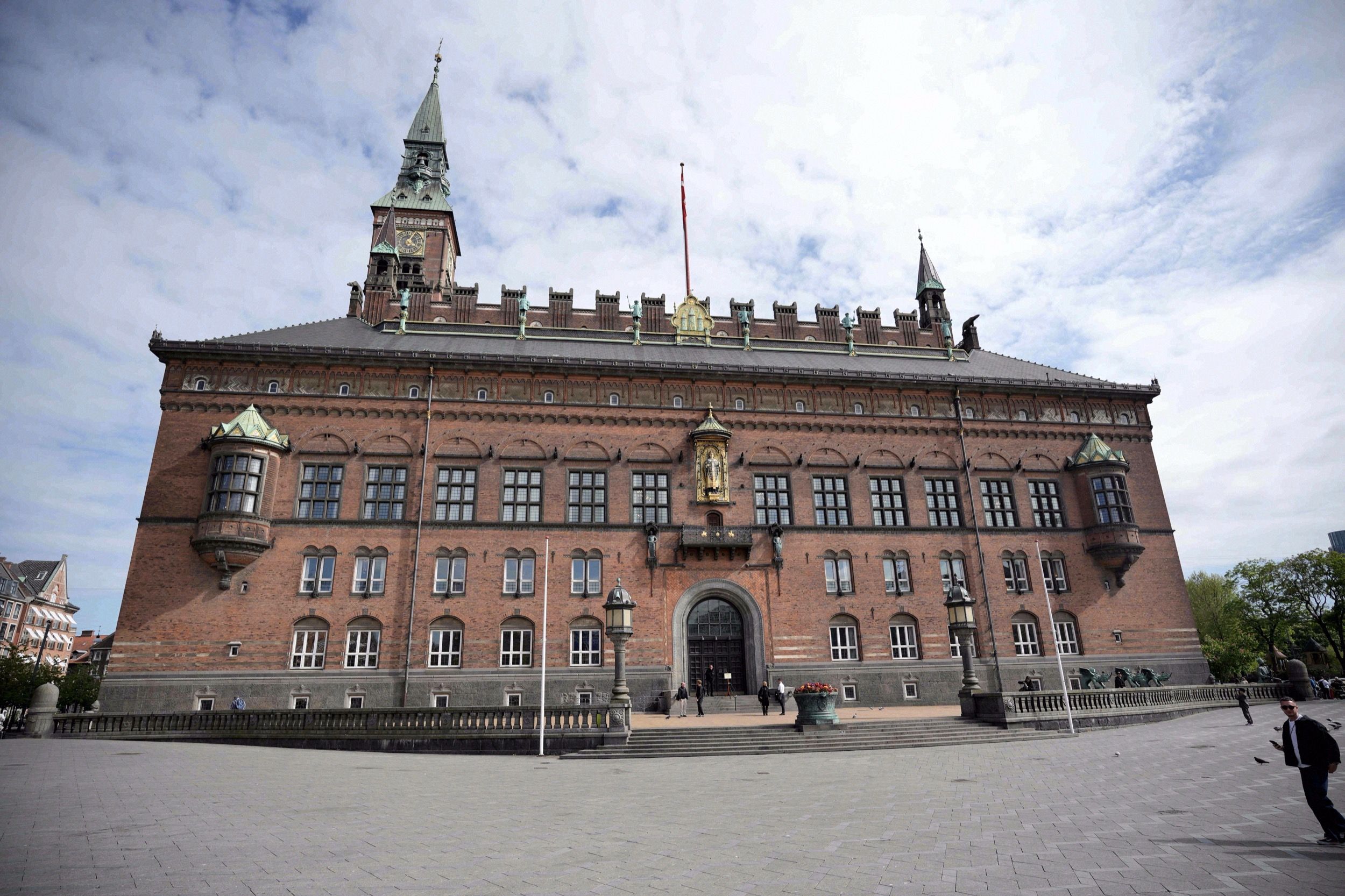 Das Rosenborg Schloss mit seinen terracottarot gefärbten Backsteinfassaden und grünen Spitzendächern liegt inmitten der Schlossanlage Kopenhagens.
