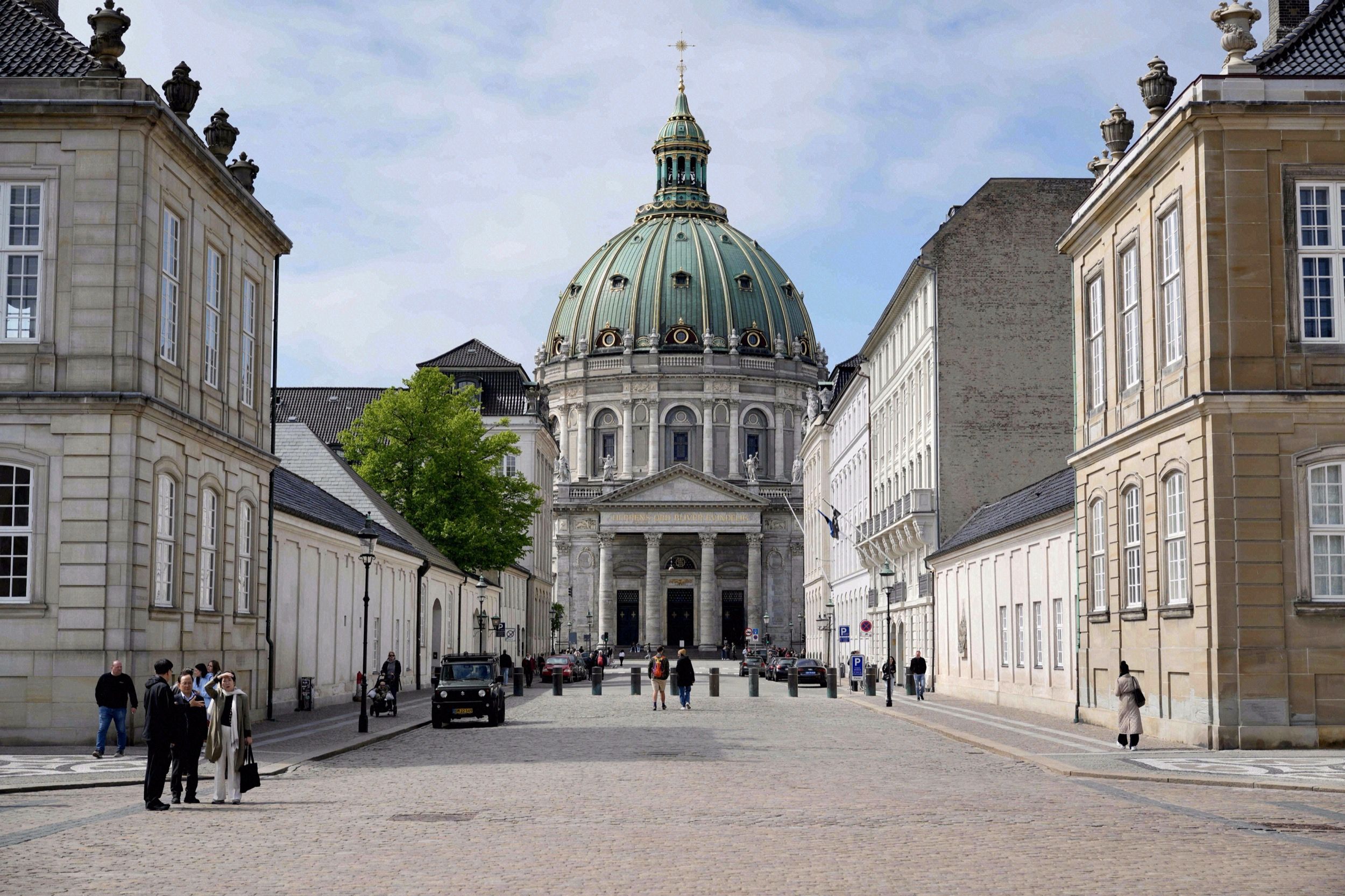 Blick durch die Frederiksgade auf die machtvolle Kuppel der Marmorkirken (Frederiks Kirke), eingerahmt von den Palaisgebaeuden des Amalienborg.
