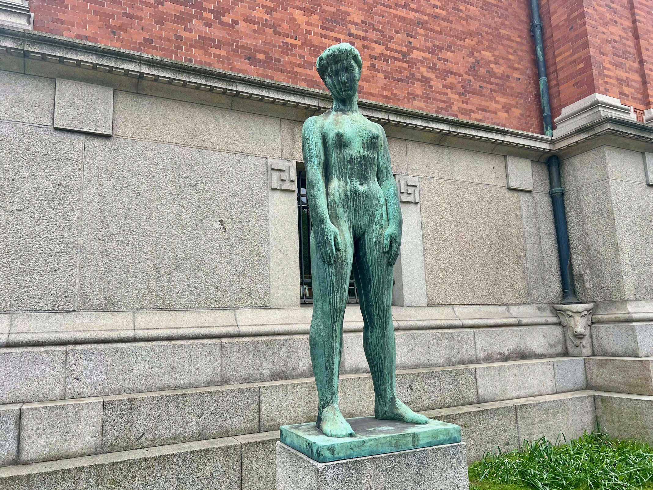 Bronzestatue vor der Backsteinfassade der Ny Carlsberg Glyptotek.